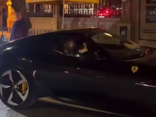 હાર્દિકે કરોડોની કાર ખરીદી,:ફેરારી 12 સિલિન્ડ્રી કારમાં ગર્લફ્રેન્ડ માહિકા સાથે રાઇડ પર નીકળ્યો, પંડ્યાનો નવાબી અંદાજ જોઈને ફેન્સ ઓળઘોળ