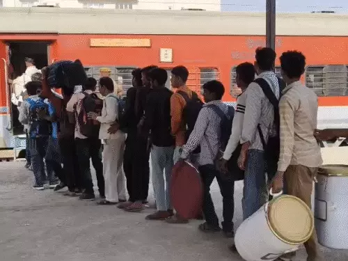 કોરોનાકાળ જેવી સ્થિતિ ન થાય તે પહેલા વતનની વાટ પકડી:સુરતના વીવિંગ ઉદ્યોગ સાથે સંકળાયેલા પરપ્રાંતીયો વતન રવાના, રેલવે સ્ટેશન પર લાંબી લાઈન